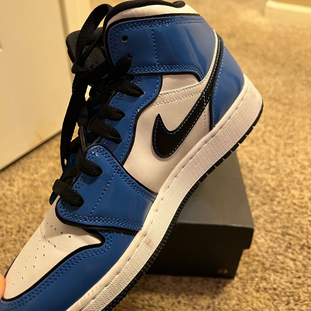 Air Jordan 1 Mid SE Kids 7 or Women’s 8.5